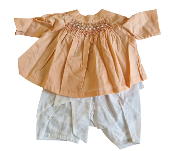 Lachsfarbenes Outfit